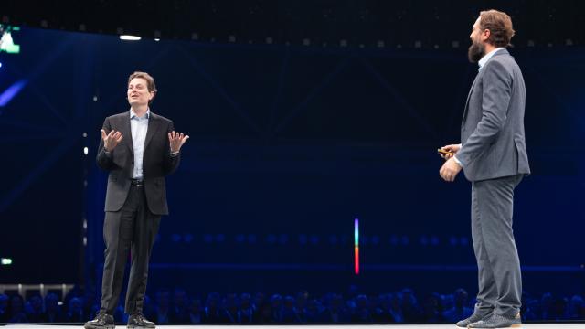 El CIO de Cisco, Fletcher Previn, durante su intervención en la conferencia principal del evento 'Cisco Live EMEA' en Ámsterdam, este 6 de febrero. A la derecha, escucha sus palabras el presidente de Cisco en EMEA, Oliver Tuszik.