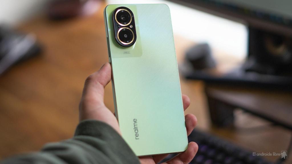 Realme C67 por detrás