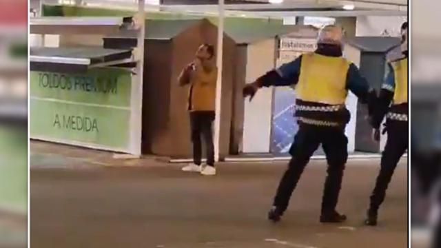 Un hombre se pasea con un hacha en Palencia