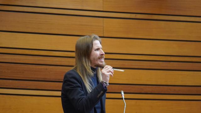 El portavoz de Podemos Pablo Fernández en el Pleno de las Cortes de Castilla y León