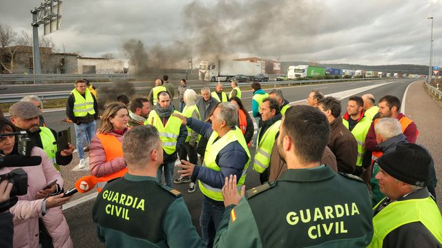 Agricultores y ganaderos en la A-62