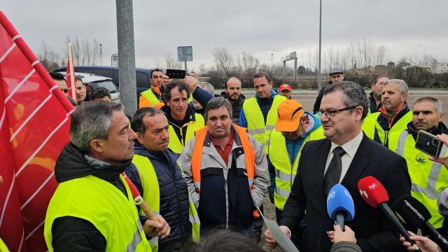 El consejero de Agricultura, Ganadería y Desarrollo Rural, Gerardo Dueñas, se reúne con un grupo de agricultores y ganaderos durante la clausura la jornada formativa de la Junta General de Accionistas de Agroteo.