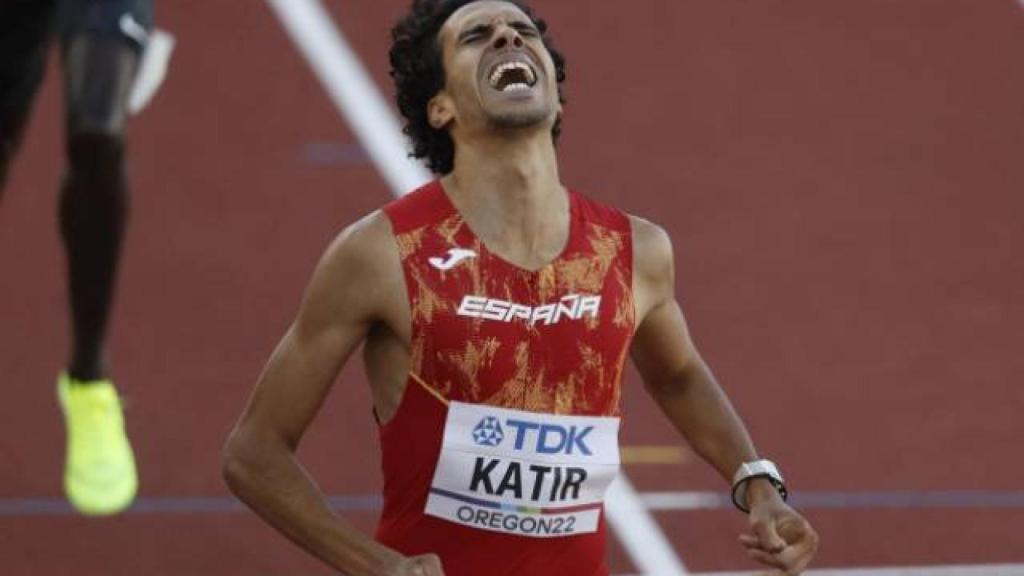 Mohamed Katir con gesto de sufrimiento tras una carrera