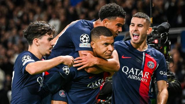 Mbappé celebra un gol con el PSG junto a algunos de sus compañeros