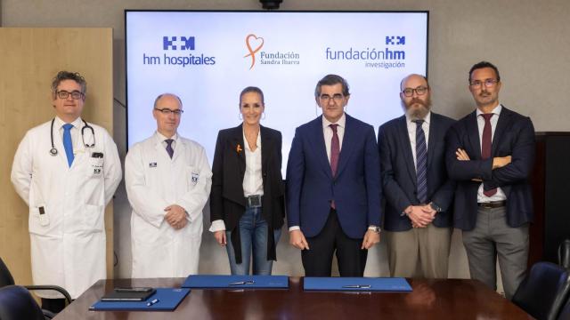 Los representantes de HM Hospitales y de la Fundación Sandra Ibarra después de la firma del acuerdo de colaboración.