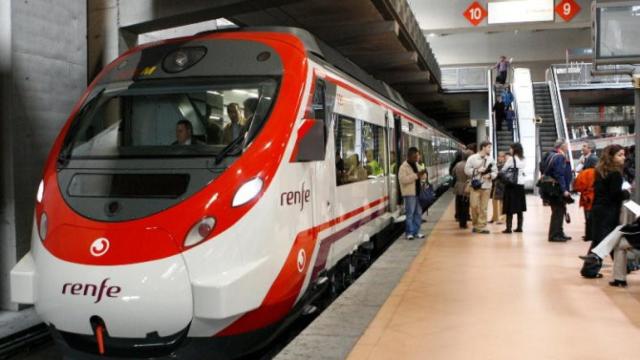 Un tren de Renfe en la estación de Atocha