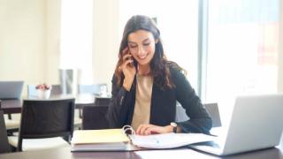 Una mujer ejerciendo de asistente personal