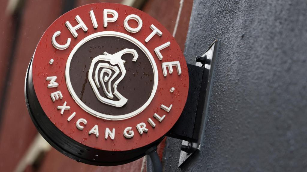 El logo de Chipotle en la entrada de uno de sus restaurante de Manhattan, en Nueva York.