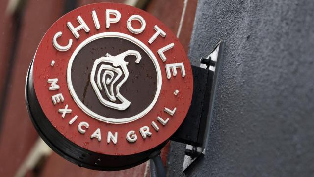 El logo de Chipotle en la entrada de uno de sus restaurante de Manhattan, en Nueva York.
