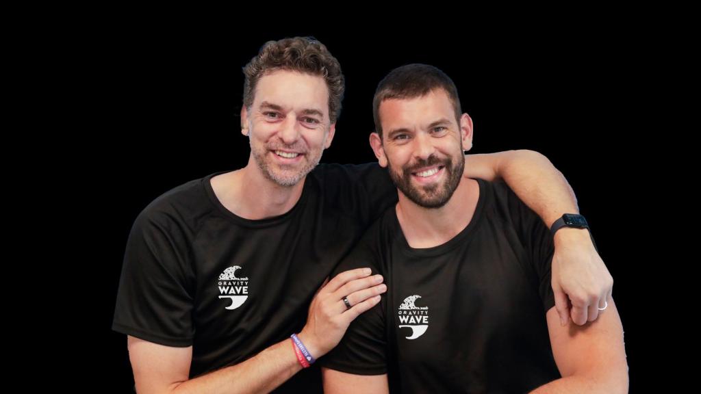 Los hermanos Gasol posan con una camiseta de Gravity Wave.
