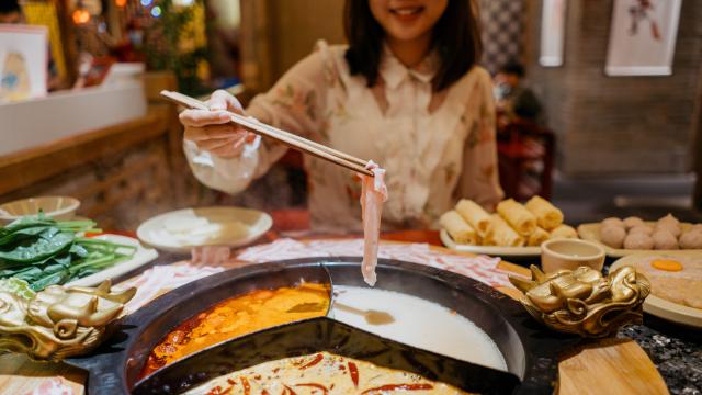 Comer en un hot pot es uno de los lugares recomendados.