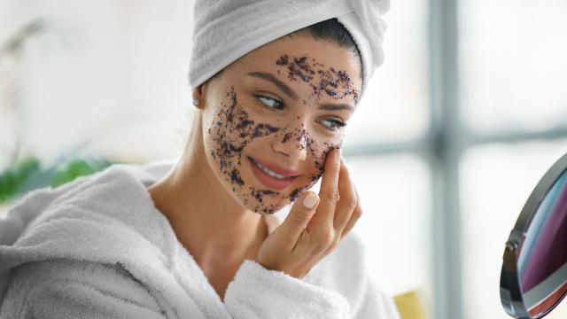 Mujer con una mascarilla