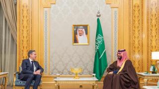 A la izquierda, el secretario de Estado estadounidense, Antony Blinken, y a la derecha el príncipe heredero y líder de Arabia Saudí, Mohammed bin Salman. 5 de febrero de 2024, en Riad.