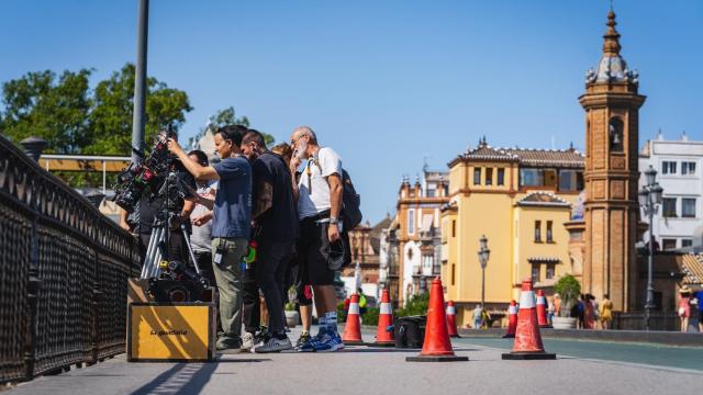Imagen de la grabación de una producción audiovisual en el Puente de Triana