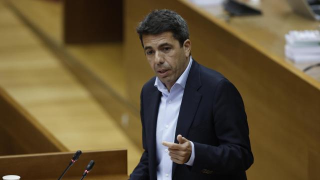 El presidente de la Generalitat, Carlos Mazón, durante la sesión de control en las Cortes valencianas este miércoles