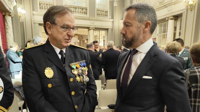 Juanma Badenas junto al comisario.