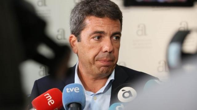 Imagen de archivo de Carlos Mazón atendiendo a los medios de comunicación. EE