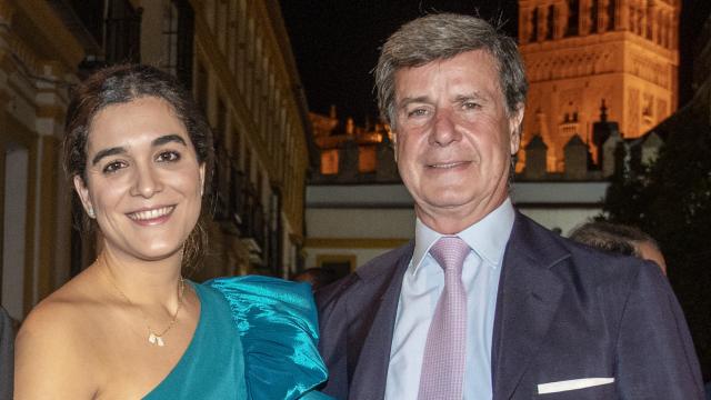 El jinete Cayetano Martínez de Irujo junto a su pareja sentimental, Bárbara Mirjan, en los Premios Escaparate 2023, en Sevilla.