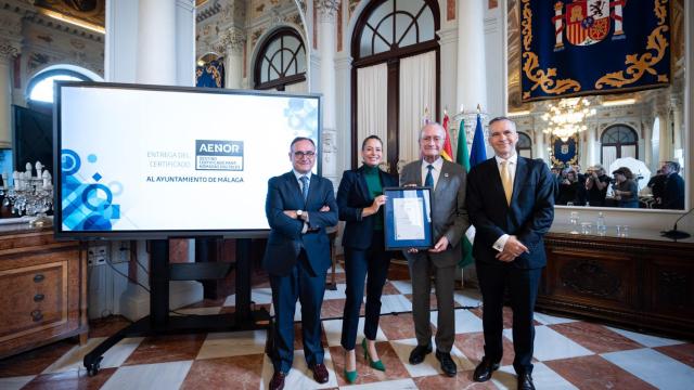 Entrega de la certificación de Destino para Nómadas Digitales de AENOR  a Francisco de la Torre