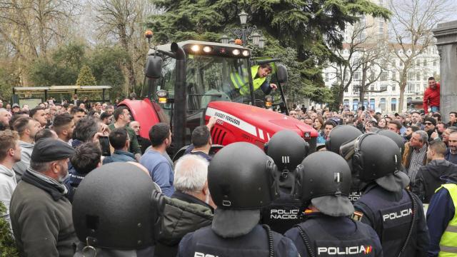 Decenas de agricultores con sus tractores en Barcelona este jueves.