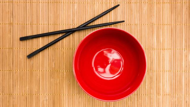 cuenco-estilo-asiatico-rojo-palillos-mantel-texturizado