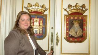 Cristina Ayala, alcaldesa de Burgos, abre las puertas de su despacho, con el escudo de Burgos y un relieve del legendario Fernán González, conde de Castilla, Burgos, Álava, Lantarón y Cerezo