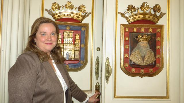 Cristina Ayala, alcaldesa de Burgos, abre las puertas de la Sala de los Jueces, con el escudo de Burgos y un relieve del legendario Fernán González, conde de Castilla, Burgos, Álava, Lantarón y Cerezo