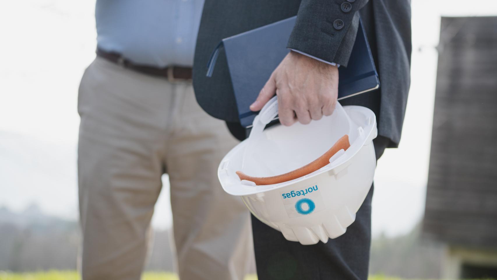 Casco con el logo de Nortegas.