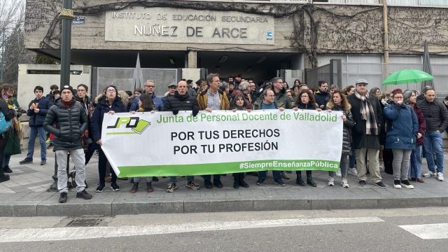 Concentración de la Junta de Personal Docente en un instituto de Valladolid