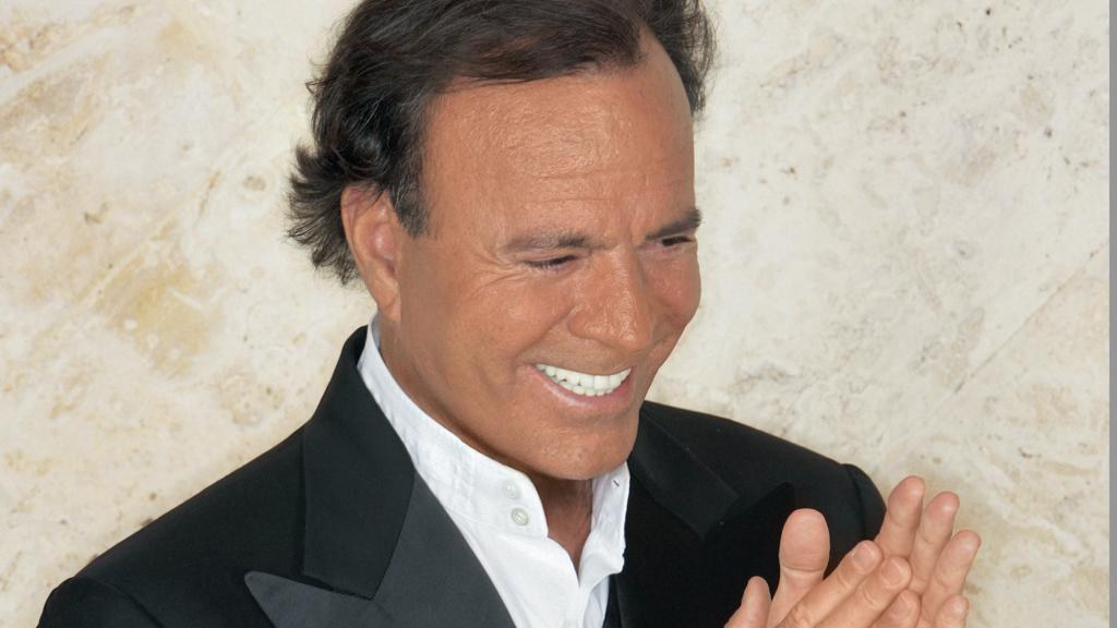 Julio Iglesias y Netflix cierran un acuerdo histórico para hacer una serie sobre su vida