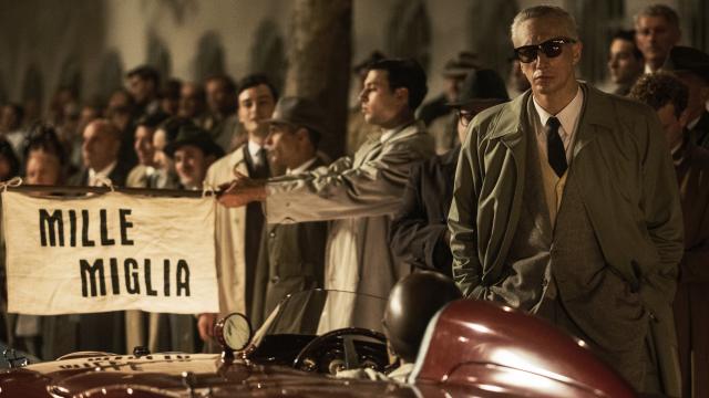 Adam Driver como Enzo Ferrari en un momento de la película 'Ferrari', de Michael Mann