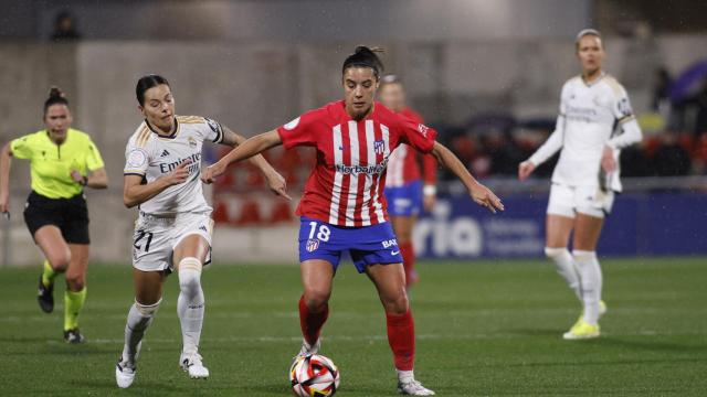 Patri Guijarro se lleva el balón en el derbi.