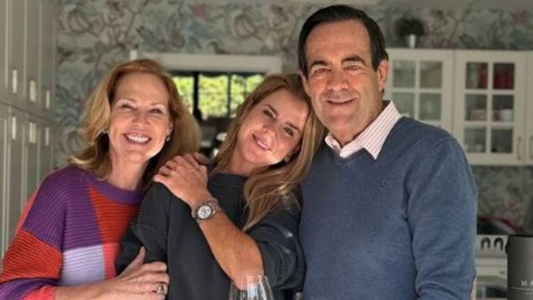 Amelia Bono comparte esta imagen con sus padres, Ana Rodríguez y José Bono