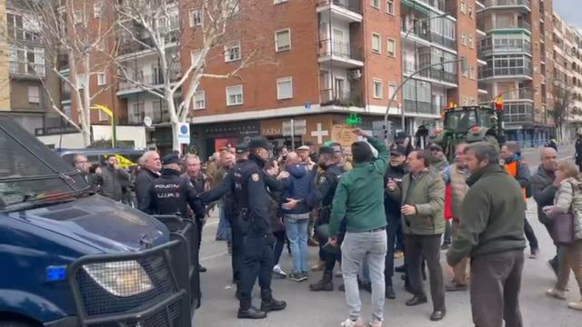 Tensión entre los agricultores y la Policía en Ciudad Real. Vídeo cedido por Lanza.