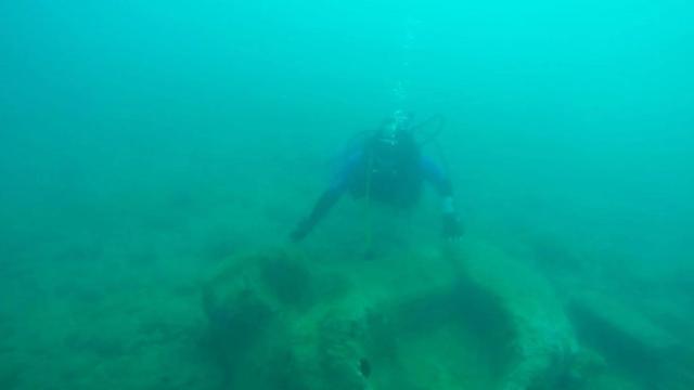 Uno de los buzos que ha realizado el descubrimiento del templo de Zeus en Sicilia