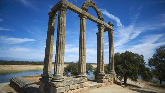 Resto de uno de los templos de Agustobriga de espaldas al embalse