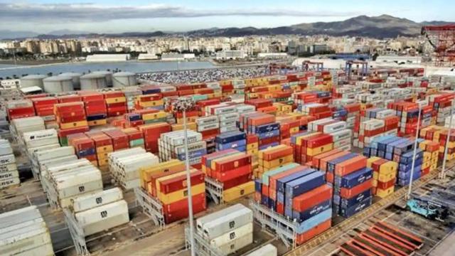 Contenedores en el puerto.