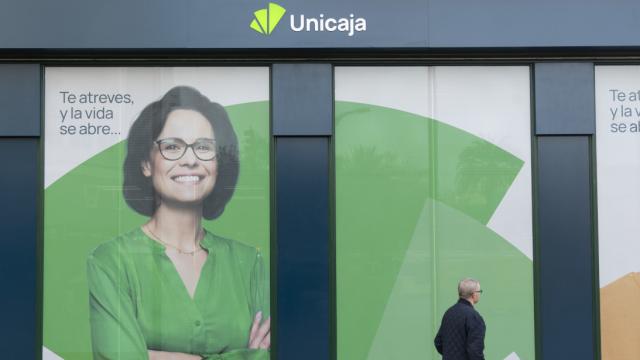El nuevo logo de Unicaja ya puede verse en las oficinas del banco.