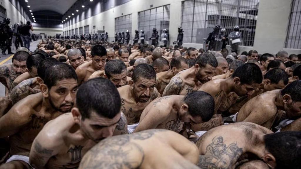 Pandilleros esposados en el Centro de Confinamiento del Terrorismo.