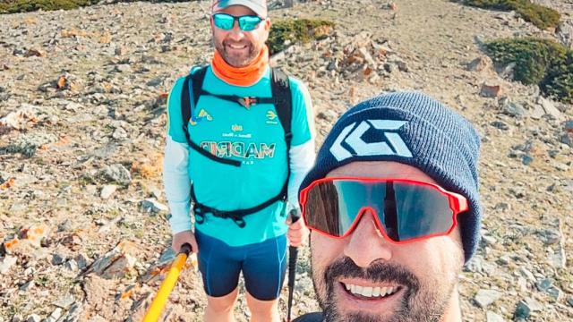 Miguel José Ávalos González, en primer plano, haciendo de guía del atleta invidente Juan Antonio Sánchez.