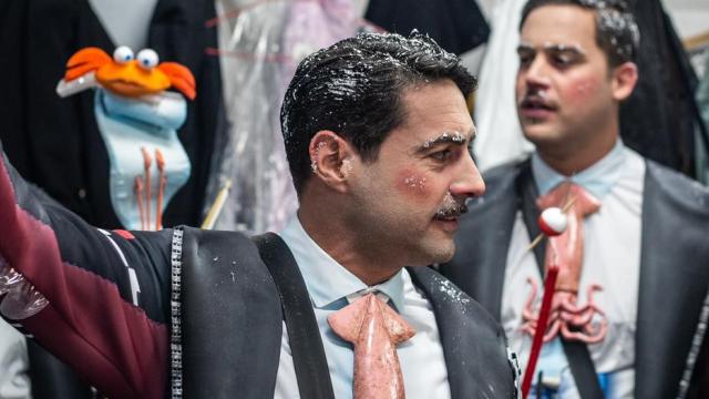 'El Bizcocho', junto a su agrupación en el camerino del Gran Teatro Falla de Cádiz.