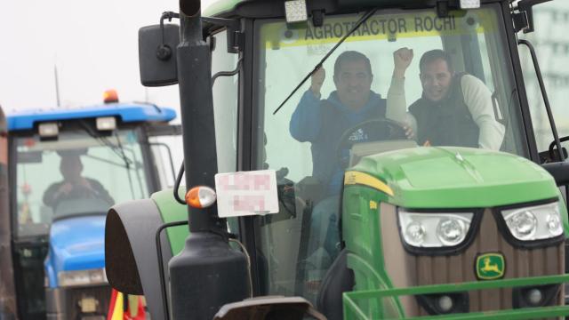 Tractores cortan la carretera SE-3205 de acceso al polígono La Isla de Dos Hermanas (Sevilla).