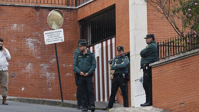 Guardias civiles en la calle del garaje en el que encontraron el cadáver de la madre asesinada en Castro Urdiales.