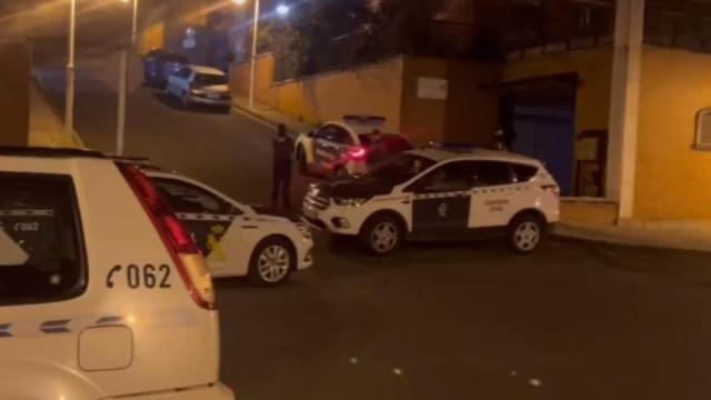 Unidades de la Guardia Civil en la calle donde se ha encontrado el cadáver.