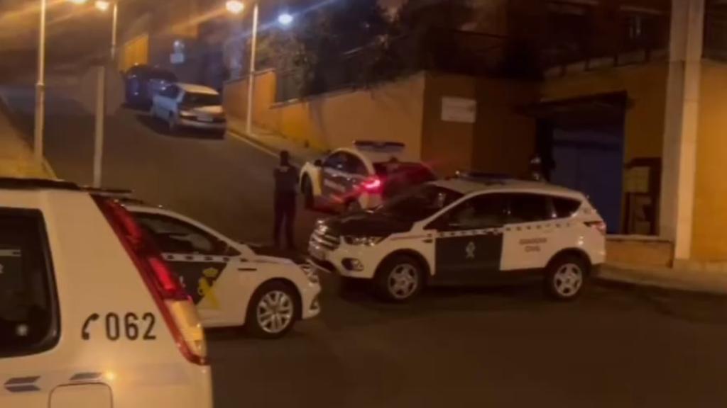 Unidades de la Guardia Civil en la calle donde se ha encontrado el cadáver.