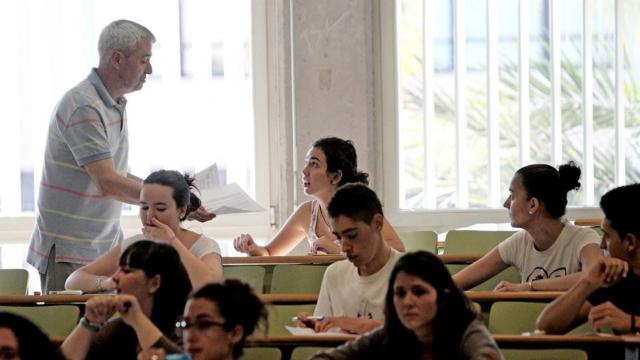 Un profesor reparte un examen, en una imagen de archivo