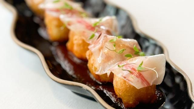 Imagen de las mejores patatas bravas de Valencia en la versión creativa. Vuelve Carolina