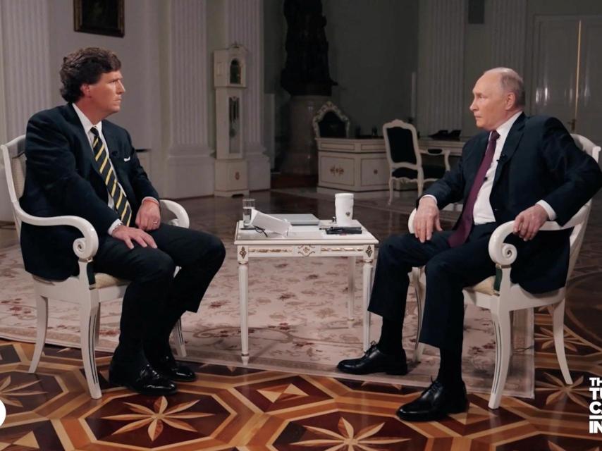 El presidente ruso, Vladímir Putin, y el periodista estadounidense Tucker Carlson.