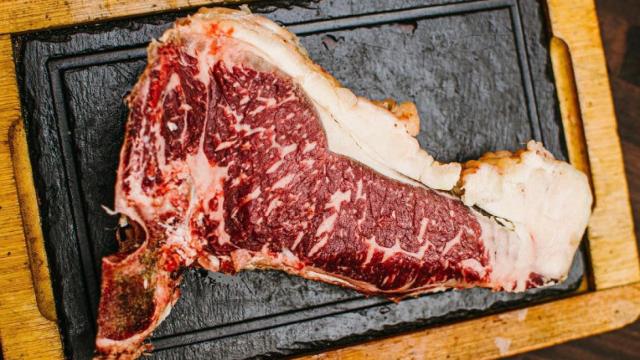 Con un menú especial dedicado a los premios Goya, este es el mejor restaurante de Valladolid para comer chuletón.