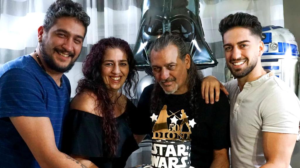 El cantante Dioni con sus hijos, Rubén y Cristofer, y su esposa, Lucía Muñoz, en una imagen de sus redes sociales.